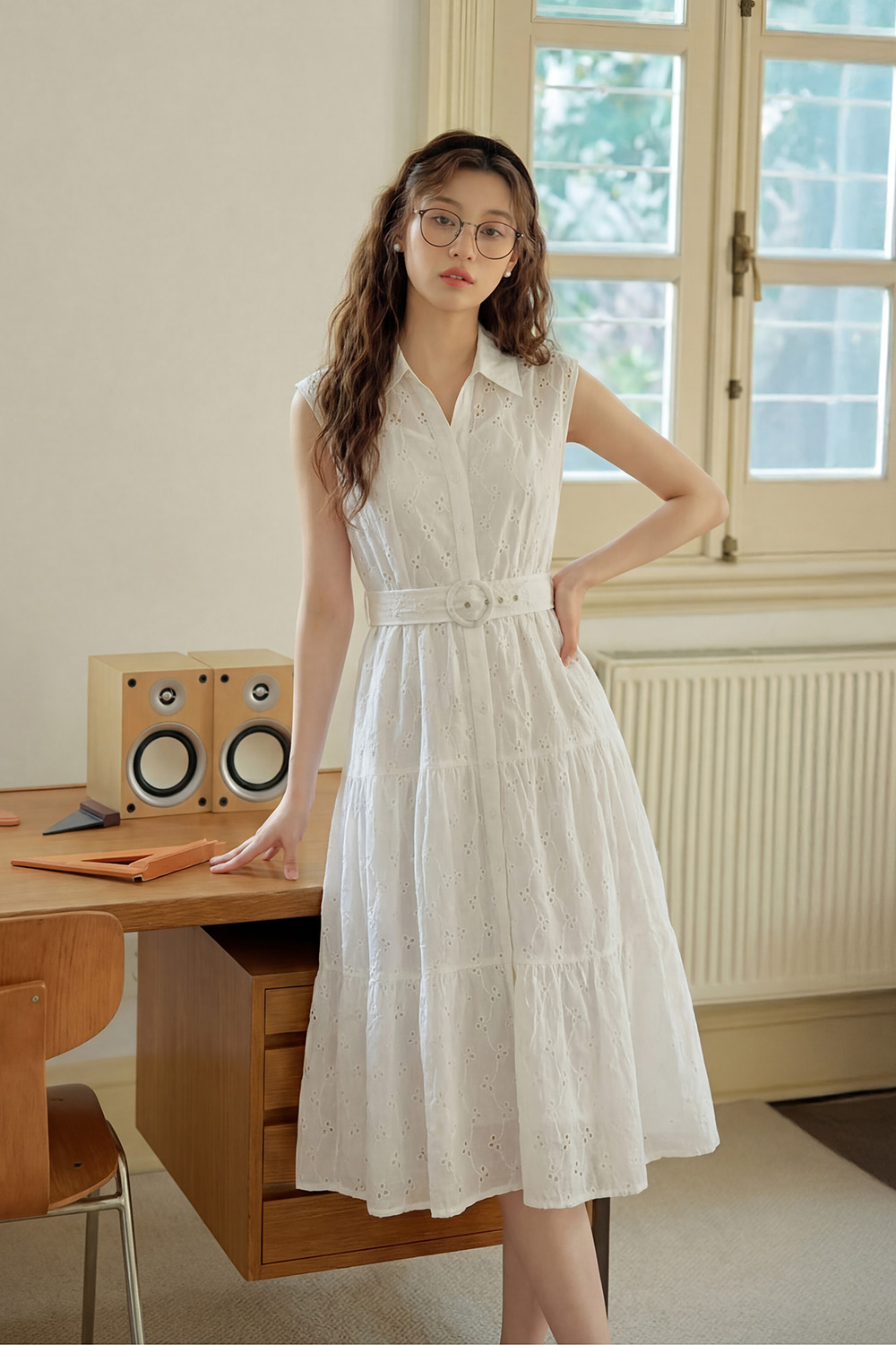 Đầm trắng xô thêu dáng xòe kèm đai eo