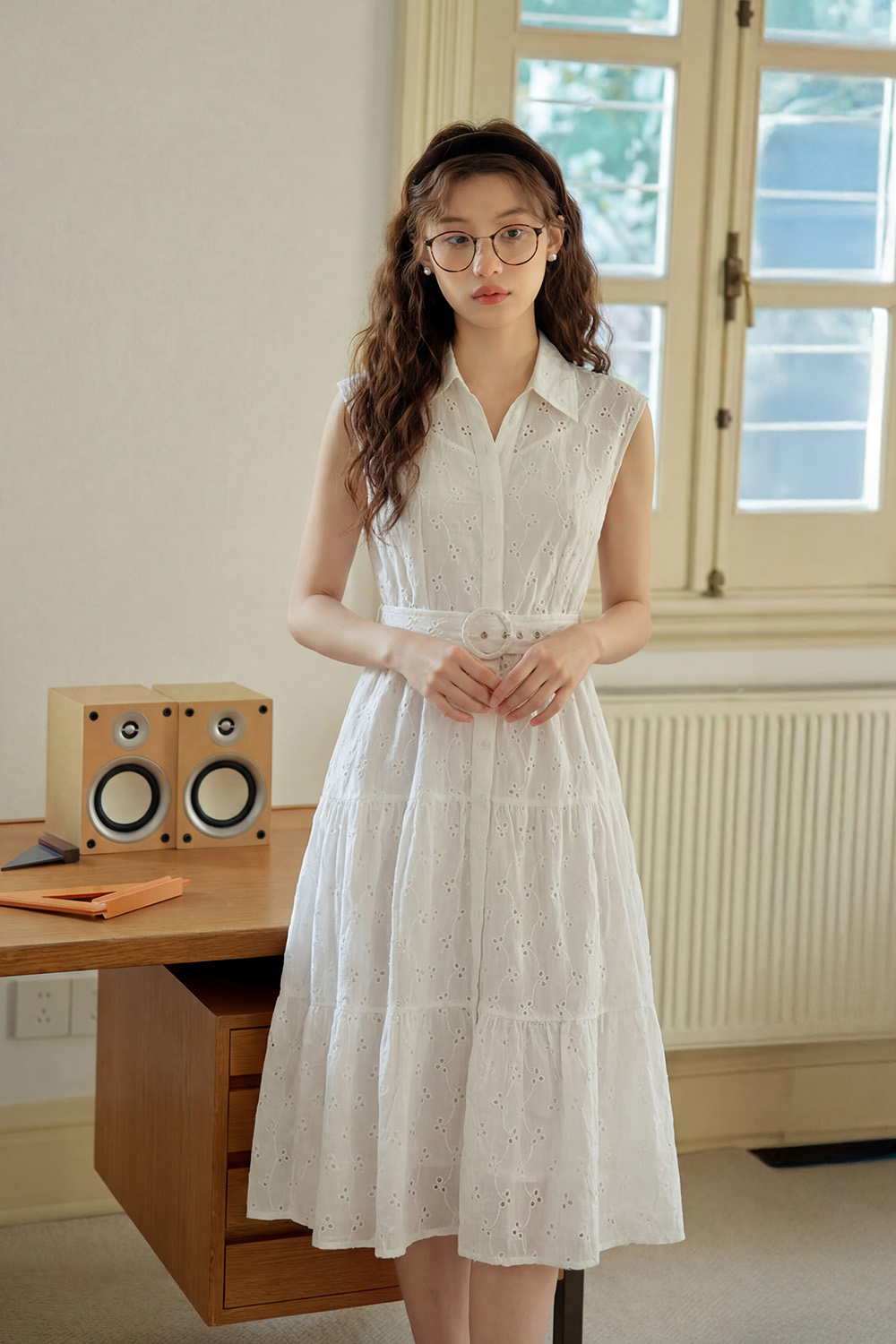 Đầm trắng xô thêu dáng xòe kèm đai eo