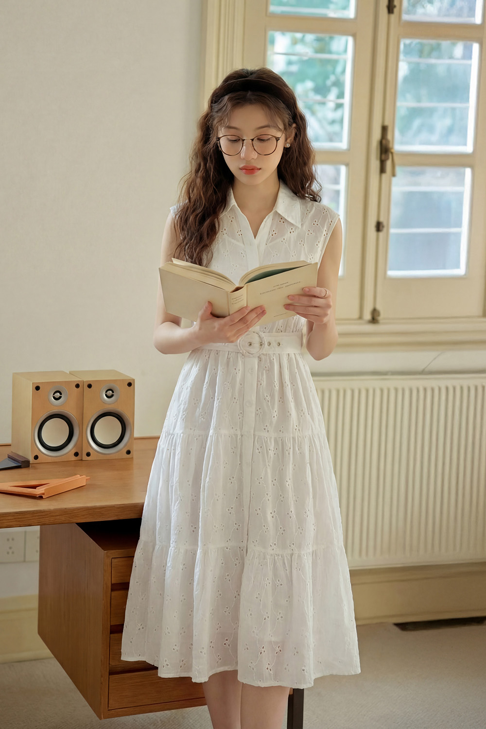 Đầm trắng xô thêu dáng xòe kèm đai eo