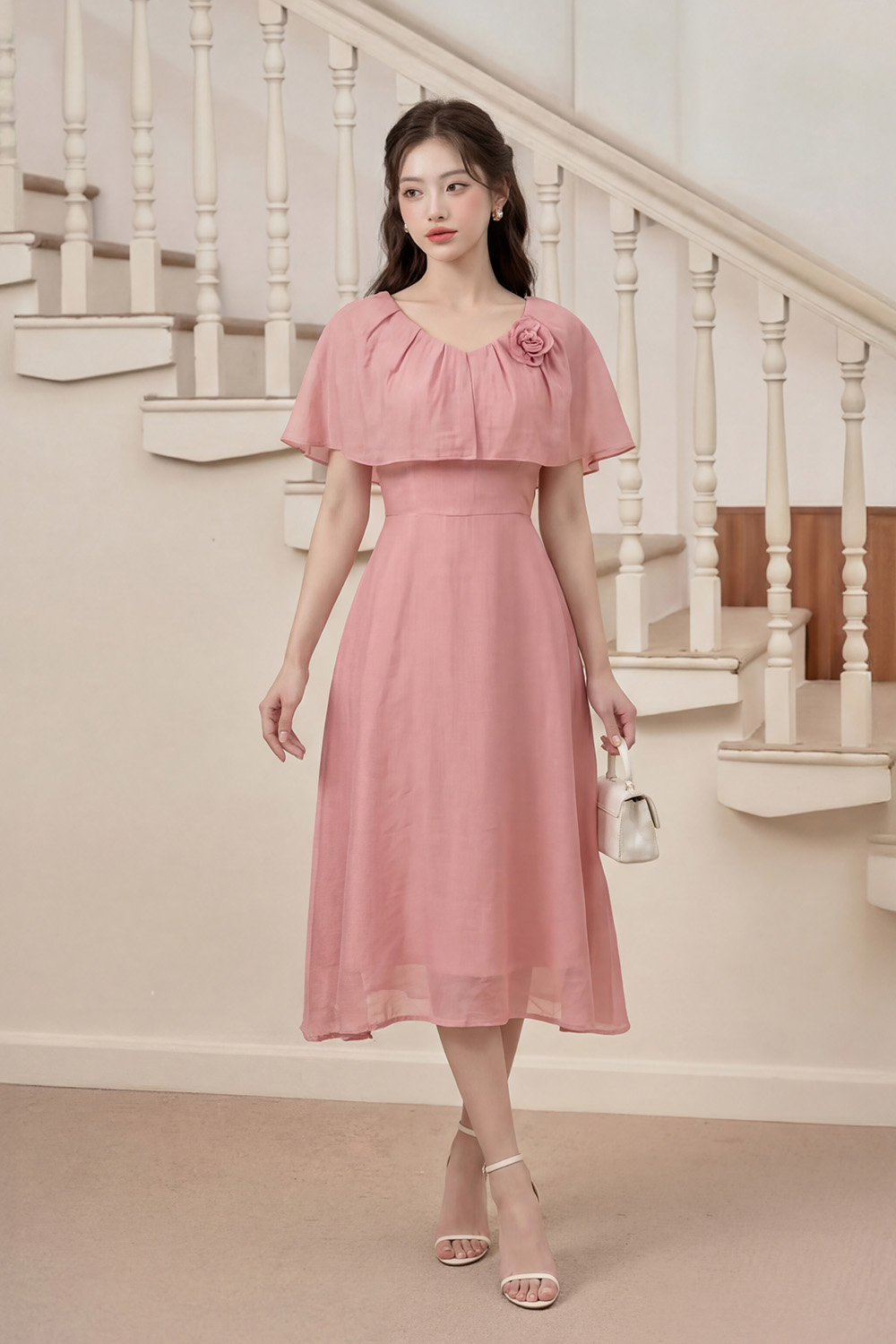 Đầm xòe hồng phối choàng đính hoa