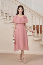 Đầm xòe hồng phối choàng đính hoa