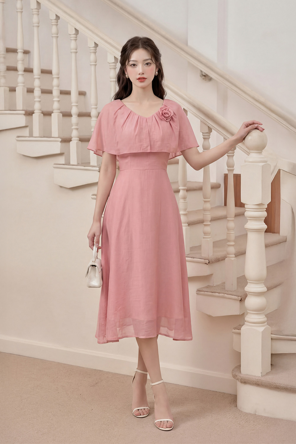 Đầm xòe hồng phối choàng đính hoa