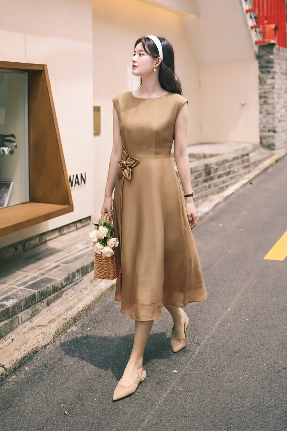 Đầm xòe tơ màu nâu tay chờm eo đính hoa