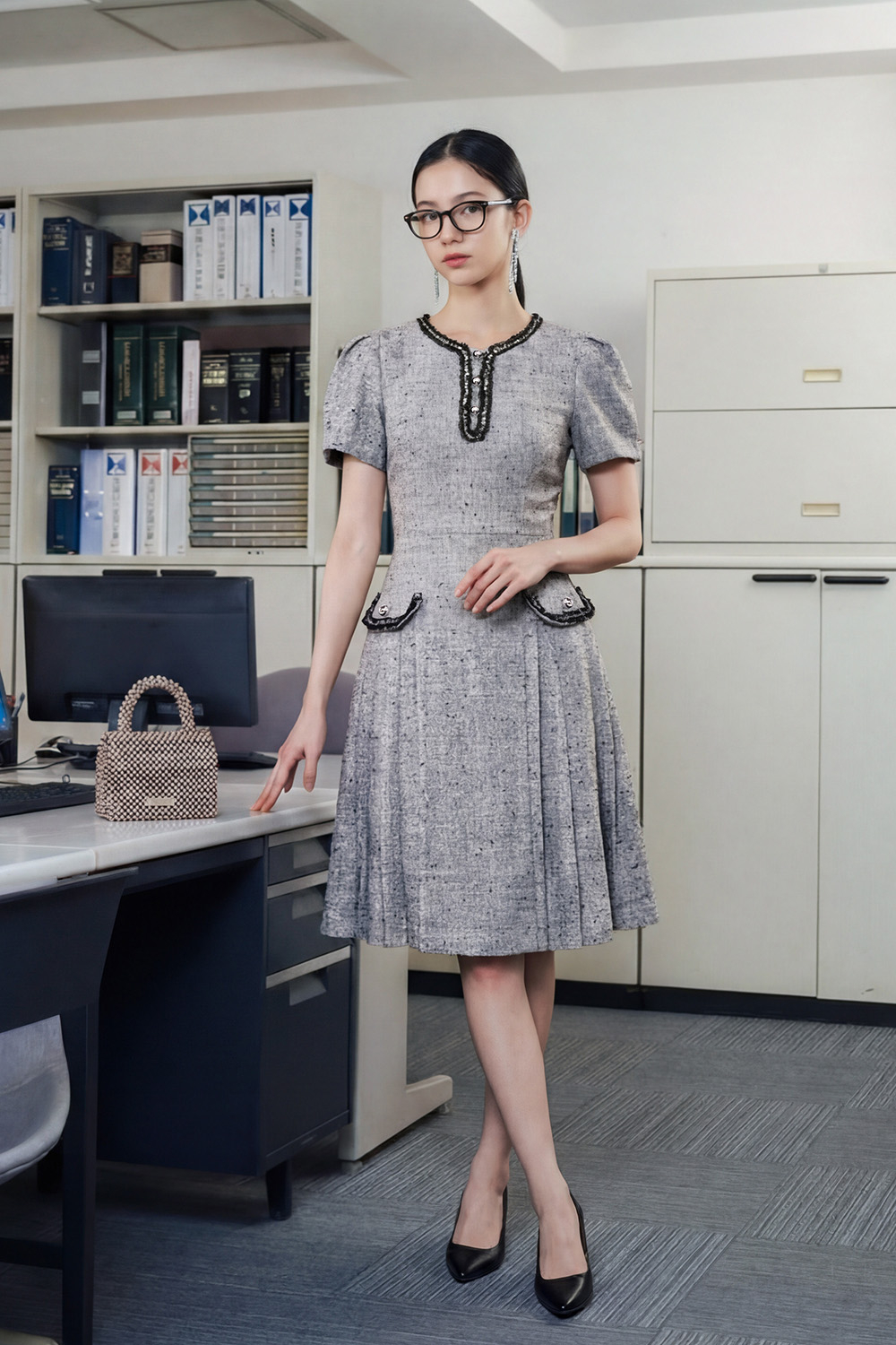 Đầm công sở chữ A xếp ly phối đen