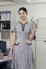 Đầm công sở chữ A xếp ly phối đen