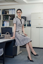 Đầm công sở chữ A xếp ly phối đen