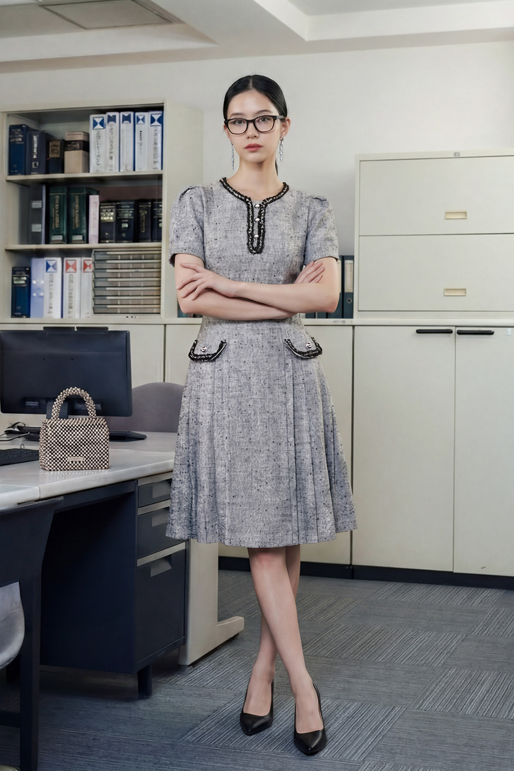 Đầm công sở chữ A xếp ly phối đen