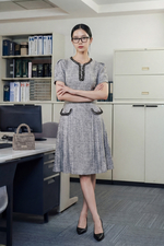 Đầm công sở chữ A xếp ly phối đen