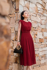 Đầm đỏ chiffon dáng xòe dài xếp ly