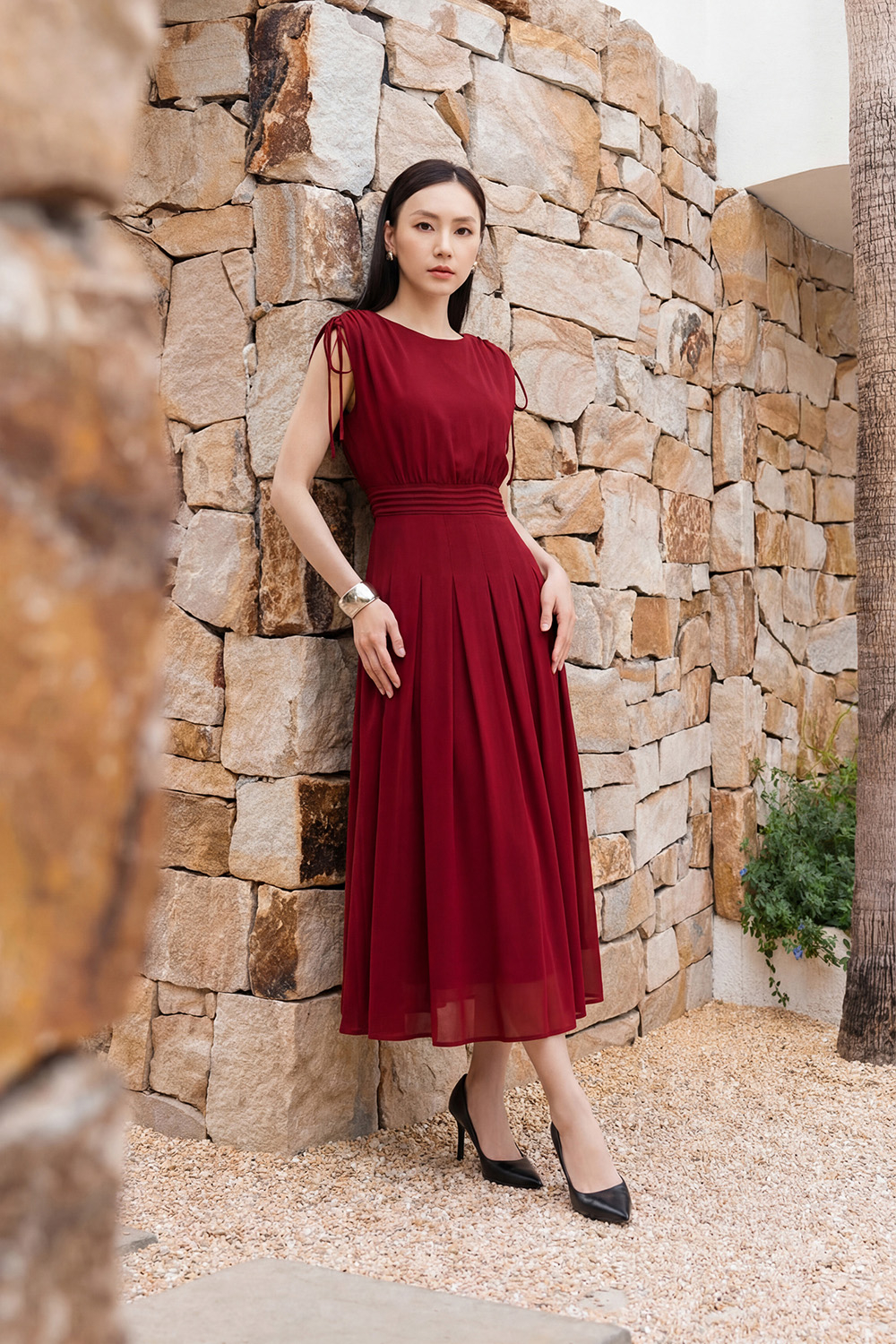 Đầm đỏ chiffon dáng xòe dài xếp ly