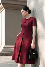 Đầm đỏ dáng xòe xếp ly đính nơ