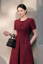 Đầm đỏ dáng xòe xếp ly đính nơ