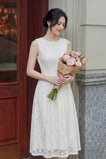 Đầm ren dự tiệc sát nách cổ tròn