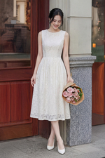 Đầm ren dự tiệc sát nách cổ tròn