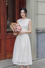 Đầm ren dự tiệc sát nách cổ tròn