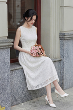 Đầm ren dự tiệc sát nách cổ tròn