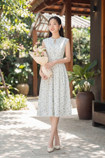 Đầm xòe trắng hoa xanh sát nách