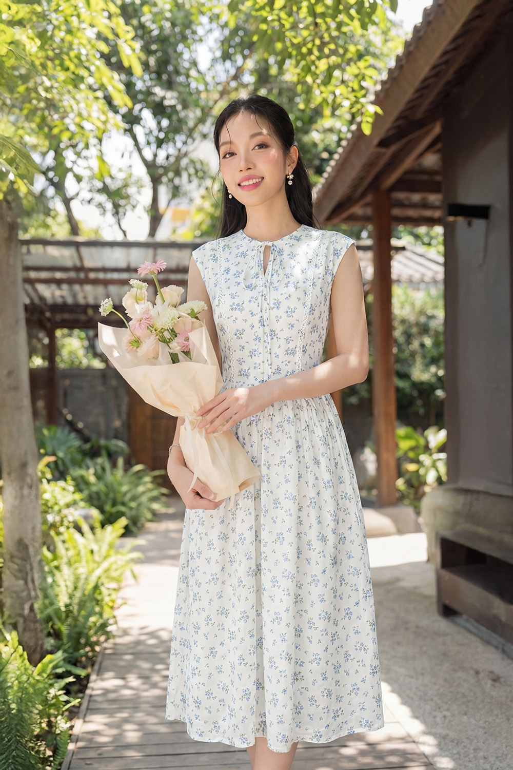 Đầm xòe trắng hoa xanh sát nách