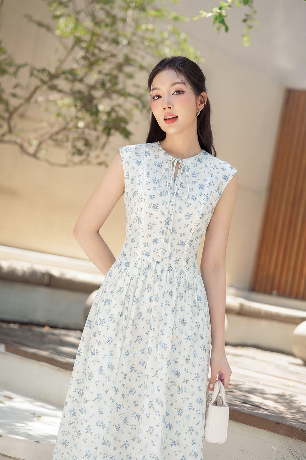 Đầm xòe trắng hoa xanh sát nách