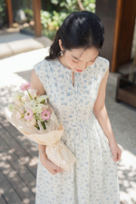 Đầm xòe trắng hoa xanh sát nách