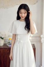 Đầm xòe trắng tơ cổ tròn phối choàng