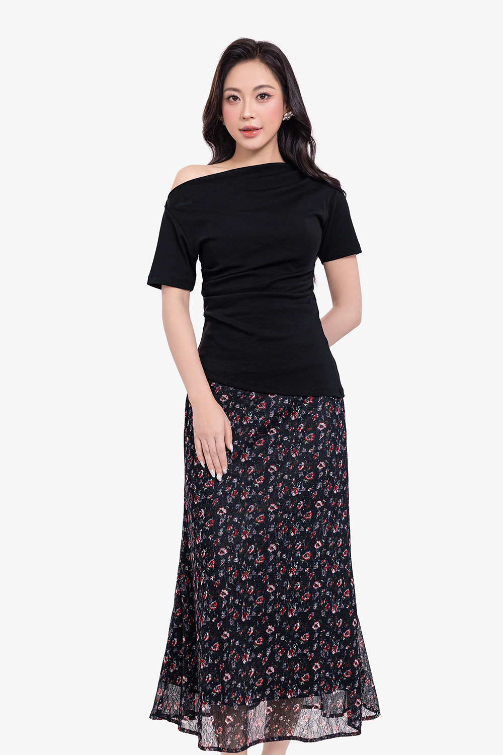 Chân váy đen đuôi cá dáng dài hoa nhí