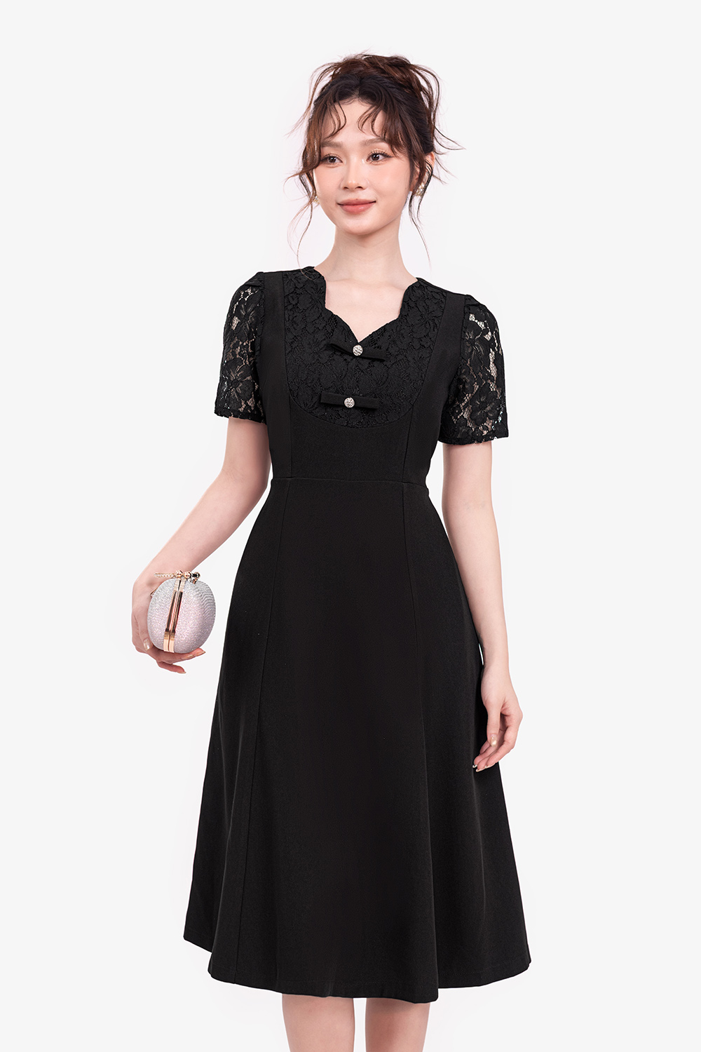 Đầm xòe đen phối ren cổ cách điệu đính nơ