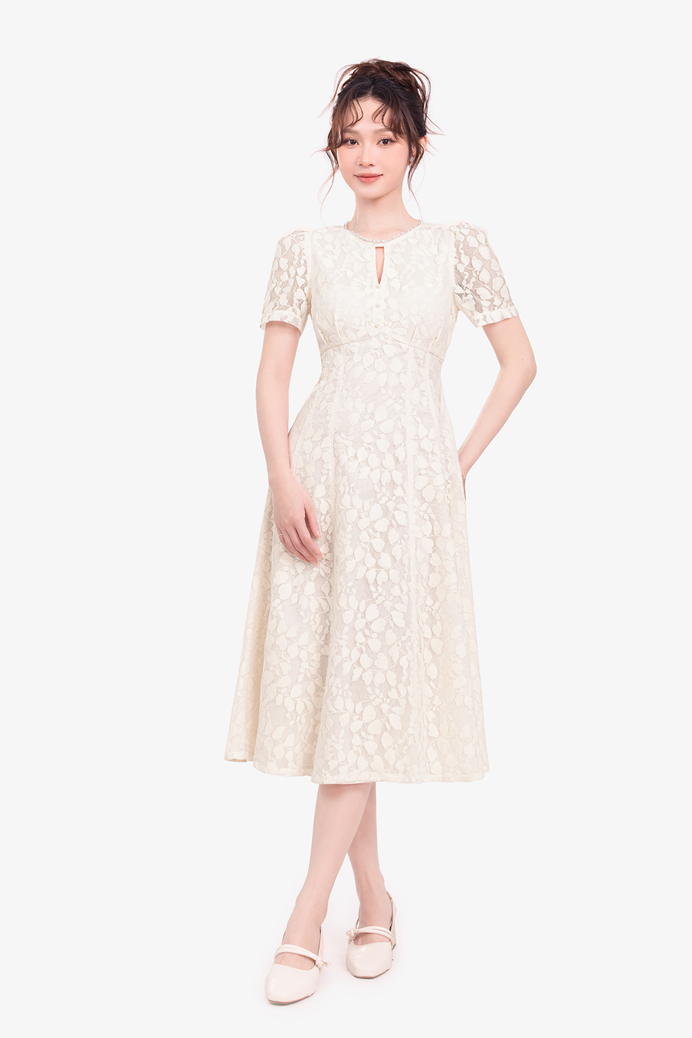 Đầm ren kem dự tiệc dáng xòe