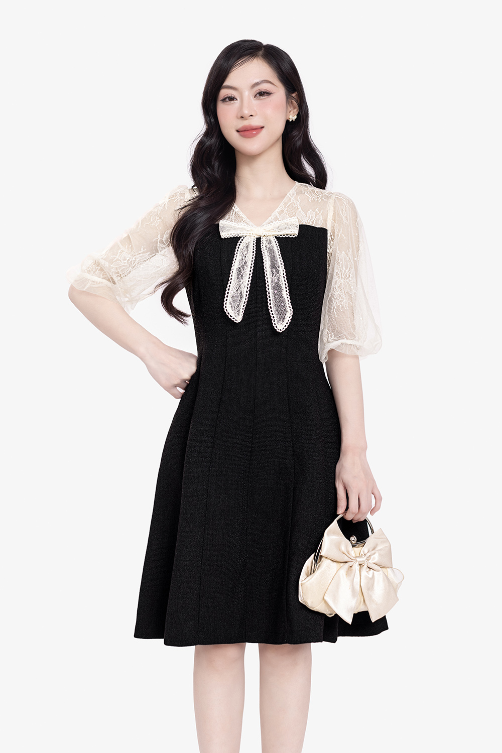 Đầm đen xòe chữ A phối ren kem cổ đính nơ