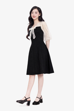 Đầm đen xòe chữ A phối ren kem cổ đính nơ