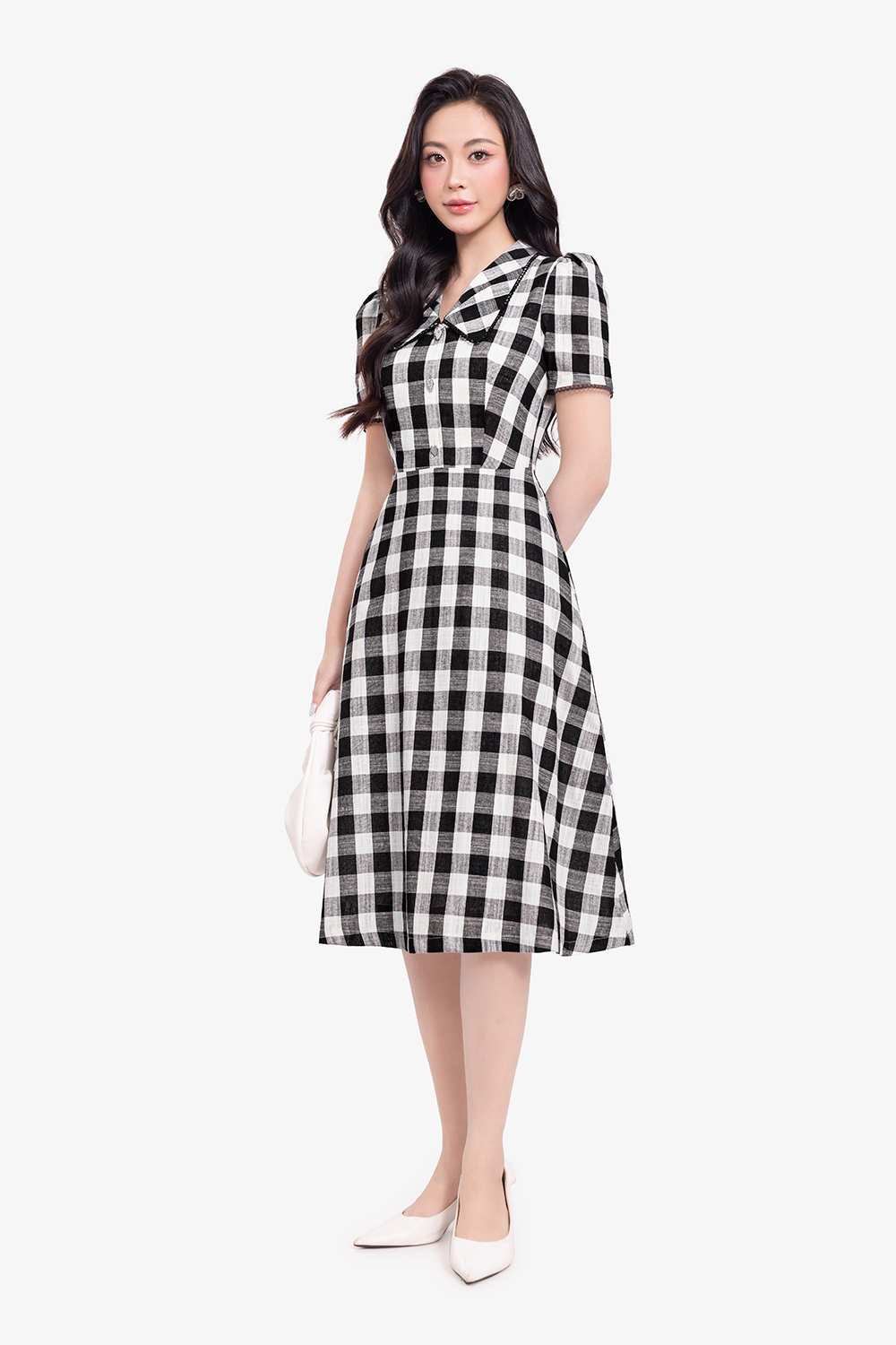 Đầm linen họa tiết caro đen trắng dáng xòe cổ sen