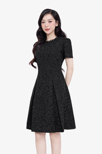 Đầm đen chữ A xòe cổ tròn đính đá