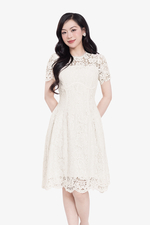 Đầm ren dự tiệc màu kem dáng xòe