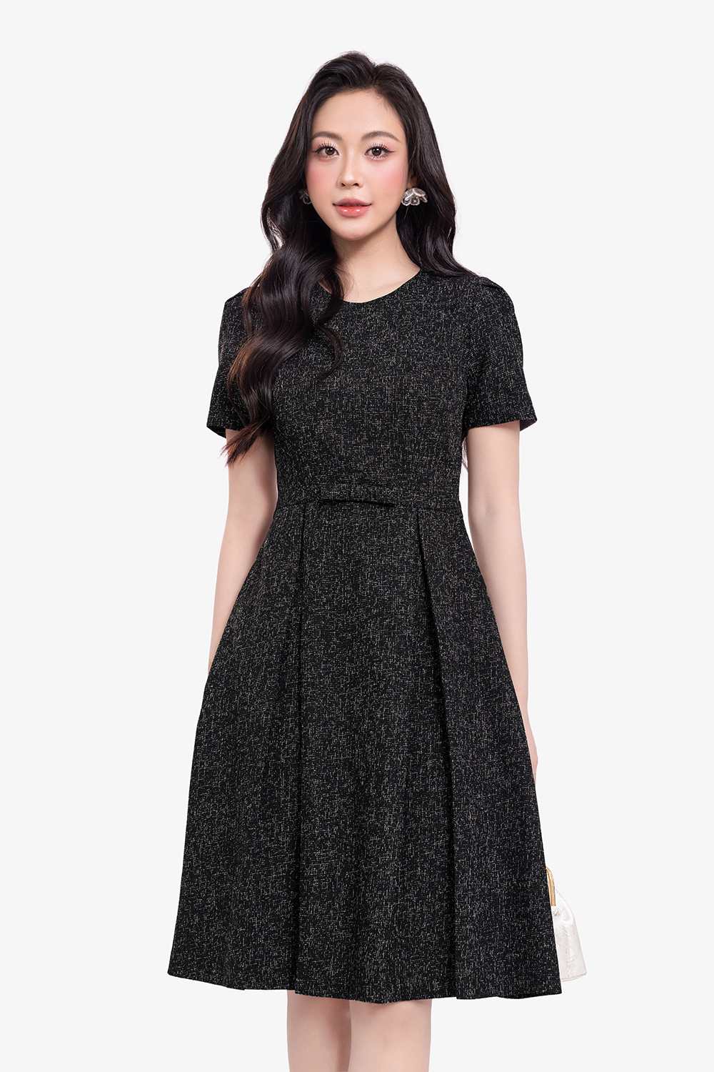 Đầm đen công sở dáng xòe xếp ly cổ tròn