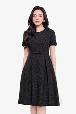 Đầm đen công sở dáng xòe xếp ly cổ tròn