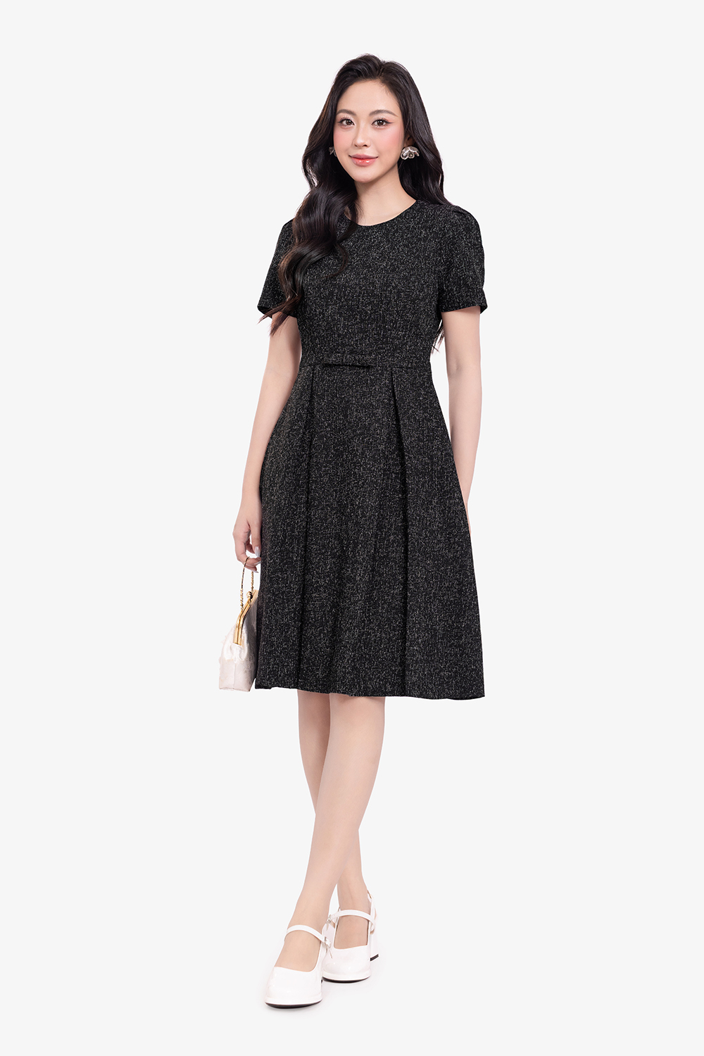 Đầm đen công sở dáng xòe xếp ly cổ tròn