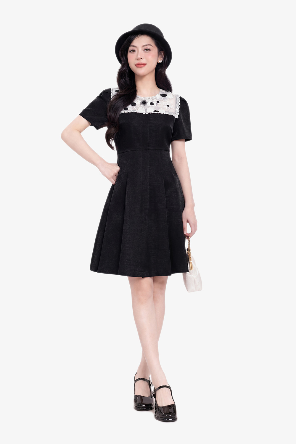 Đầm đen phối ren trắng dáng xòe xếp ly