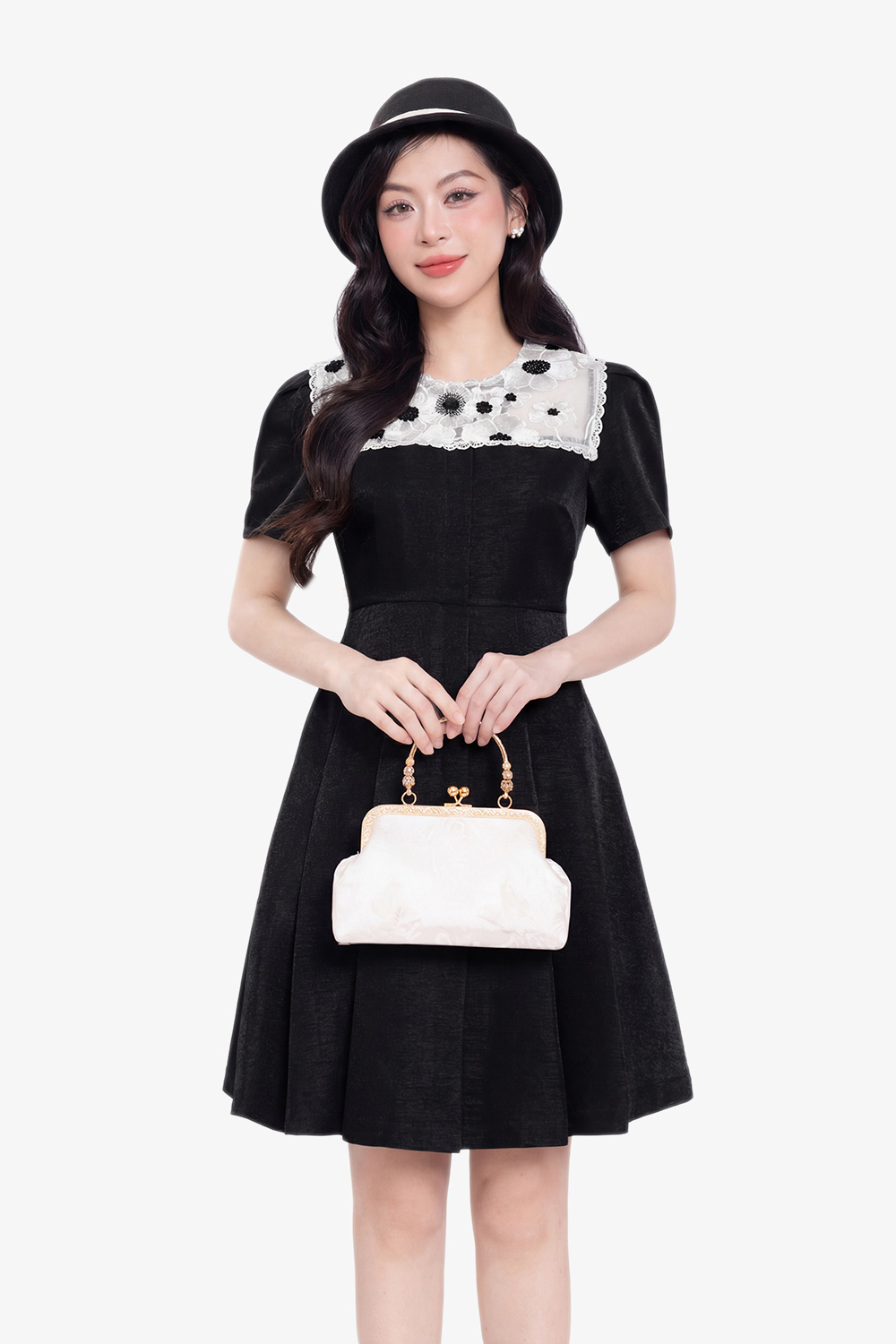 Đầm đen phối ren trắng dáng xòe xếp ly