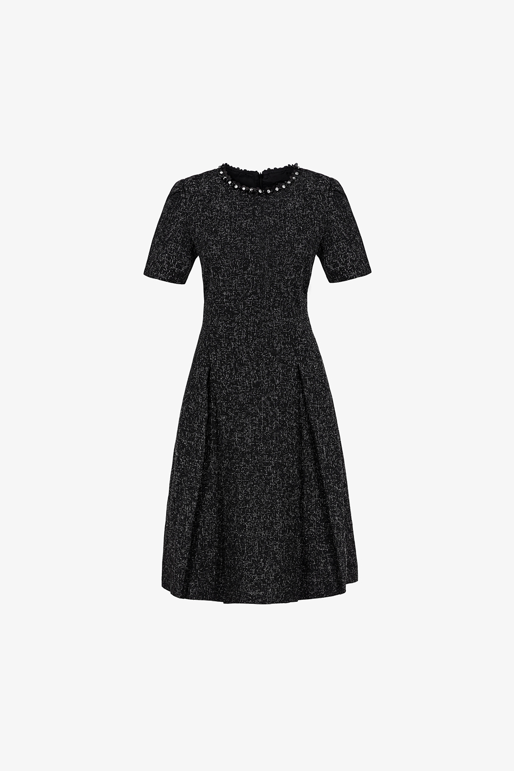 Đầm đen chữ A xòe cổ tròn đính đá