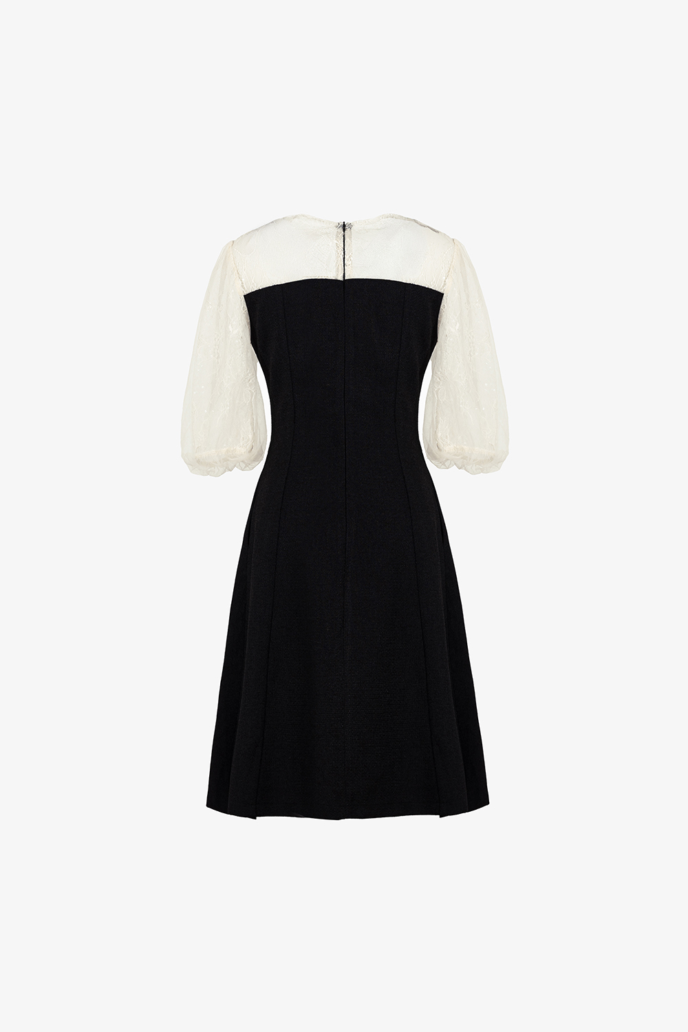 Đầm đen xòe chữ A phối ren kem cổ đính nơ