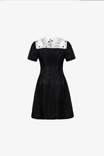 Đầm đen phối ren trắng dáng xòe xếp ly