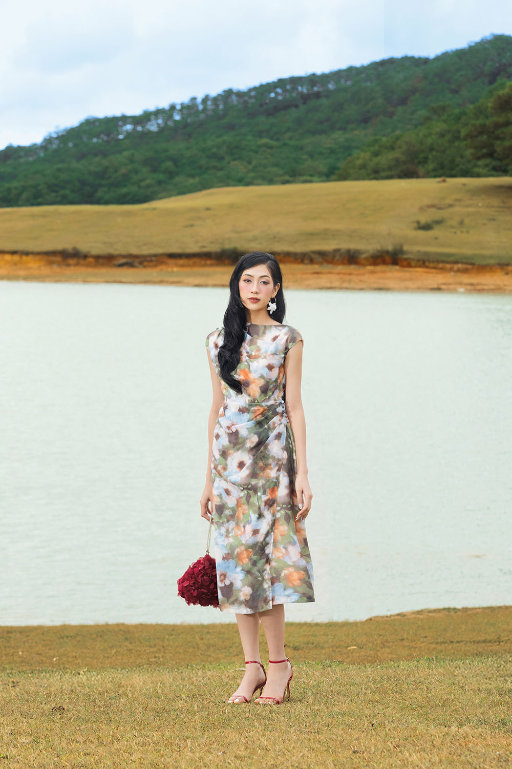 Đầm chữ A họa tiết hoa cổ thuyền lệch nhún vai