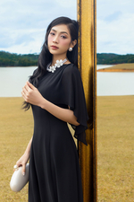 Đầm đen dự tiệc chữ A cổ thuyền tay cape