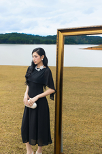 Đầm đen dự tiệc chữ A cổ thuyền tay cape