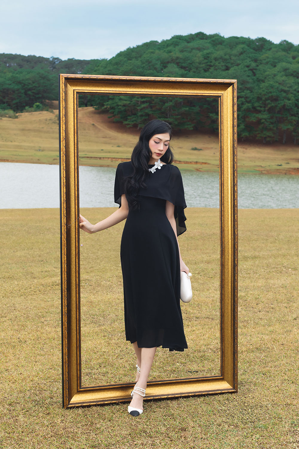 Đầm đen dự tiệc chữ A cổ thuyền tay cape