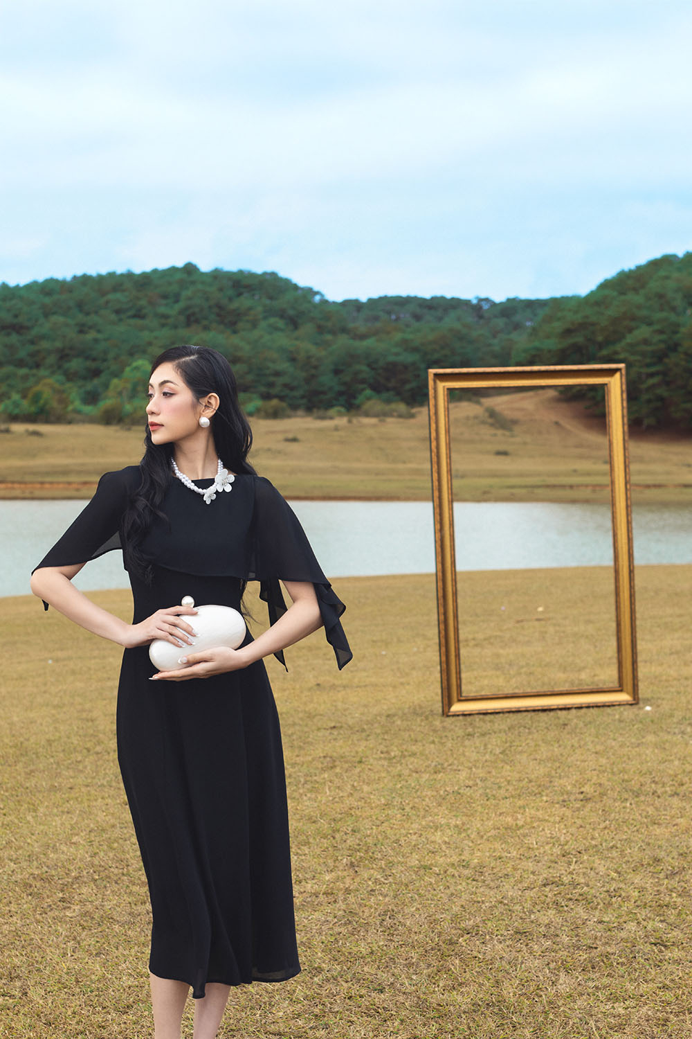 Đầm đen dự tiệc chữ A cổ thuyền tay cape