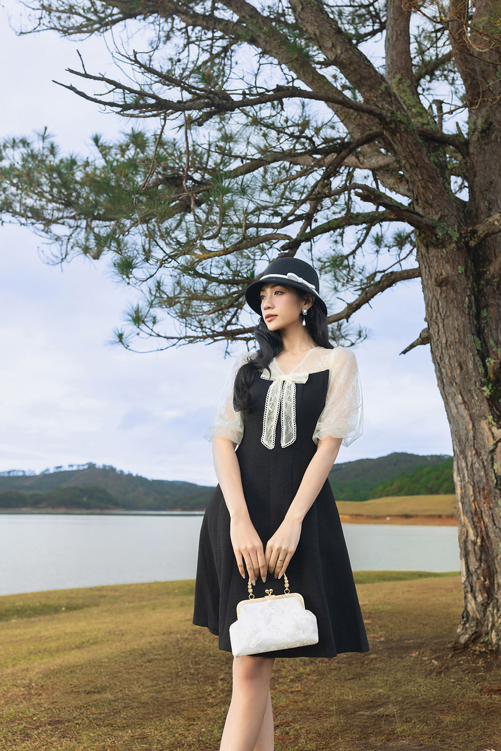 Đầm đen xòe chữ A phối ren kem cổ đính nơ