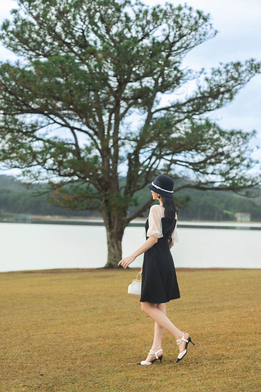 Đầm đen xòe chữ A phối ren kem cổ đính nơ