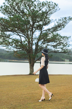 Đầm đen xòe chữ A phối ren kem cổ đính nơ