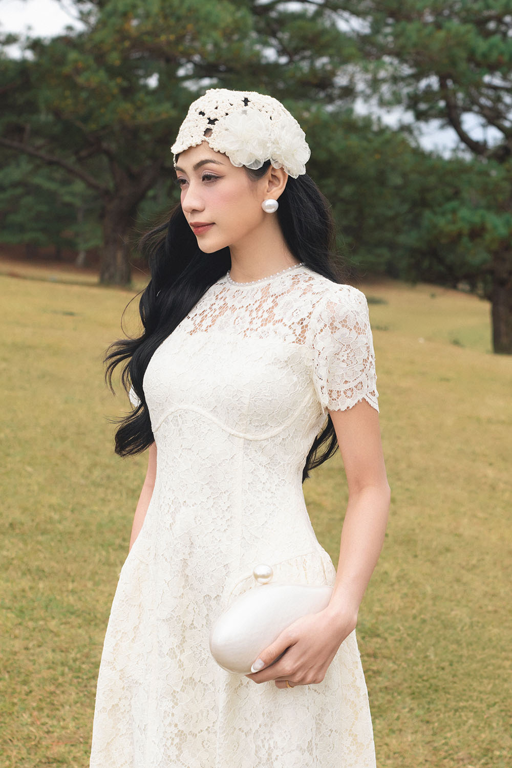 Đầm ren dự tiệc màu kem dáng xòe